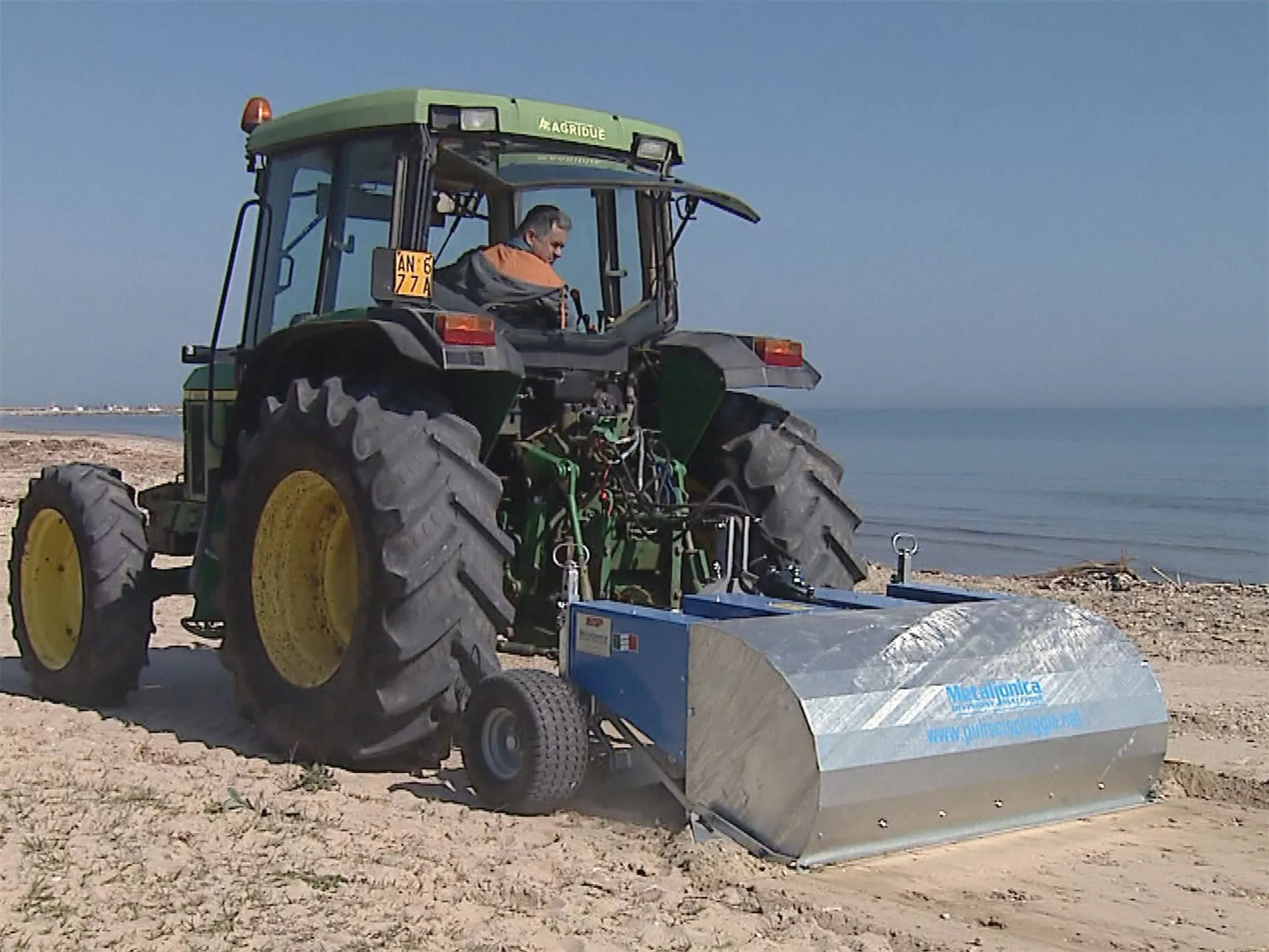 Beach Cleaning Machine Tractor Behind: P 195